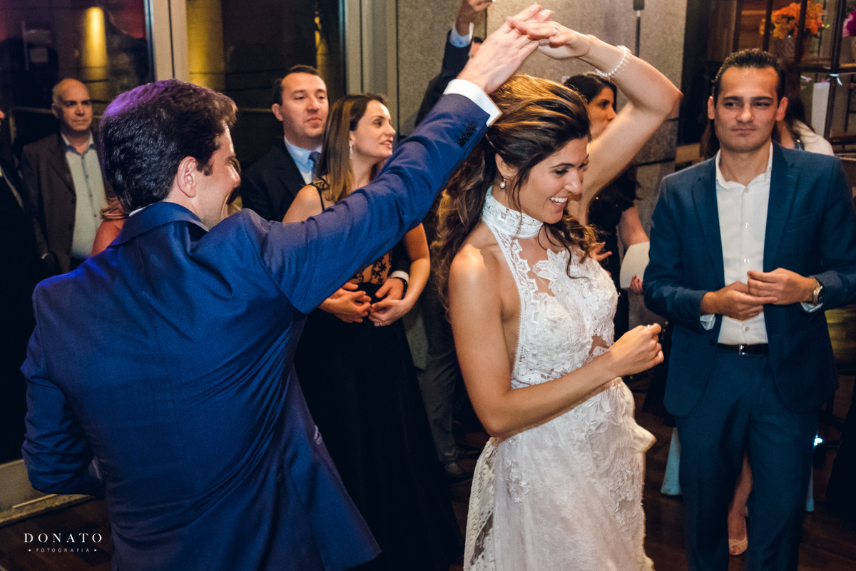 Noivos dançam  no salão do Grand Hyatt.