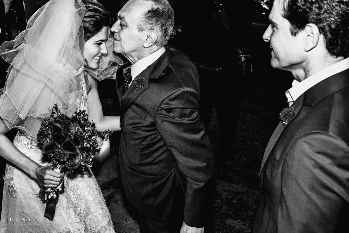 Pai recebe a noiva com o tradicional beijinho na testa no Hotel grand Hyatt.