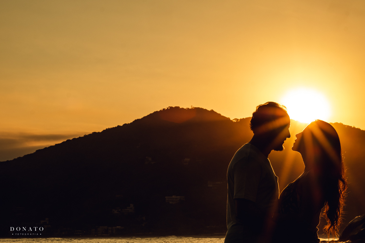 Por do sol com os noivos ao fundo.