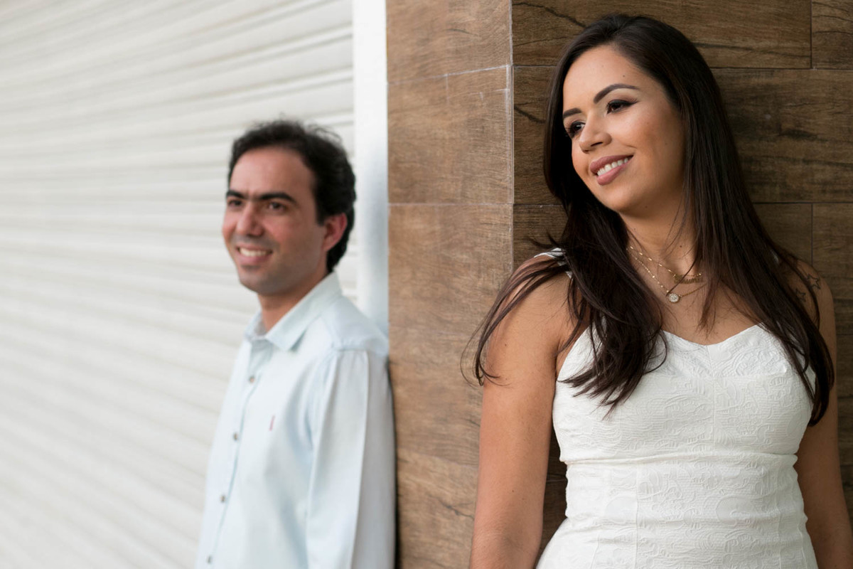 Aqui os noivos ficam em áreas de contraste, dividindo o quadro ao meio.