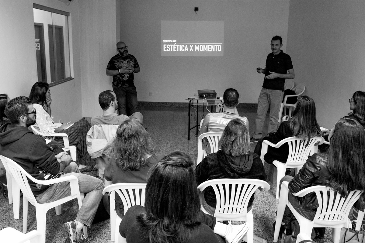 Andre e Leandro Donato, iniciam o curso estetica e momento, a turma assiste sentados.