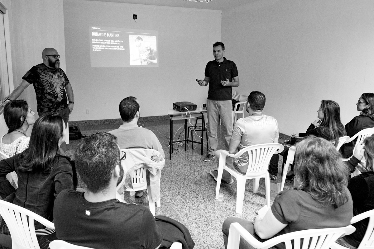 Leandro Donato apresenta a familia e conta sua historia de 16 anos de fotografia de casamento no curso montado com muito carinho.