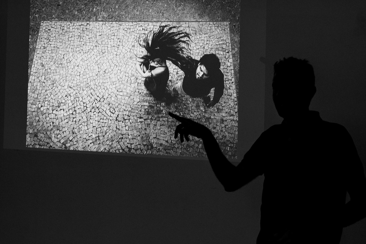 Analise sobre composição, leandro mosttra foto, emoldurada, onde o casal tem um movimento lindo de dança.