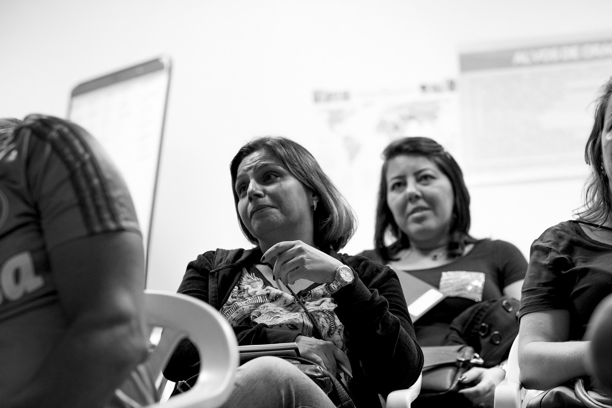 Aluna se emociona ao ver video final do primeiro dia do curso.