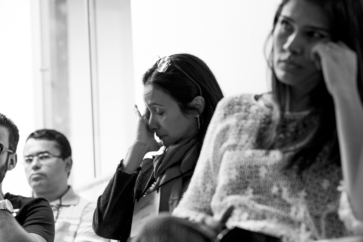 Aluna se emociona e chora, passa a mao no rosto enxugando as lagrimas.