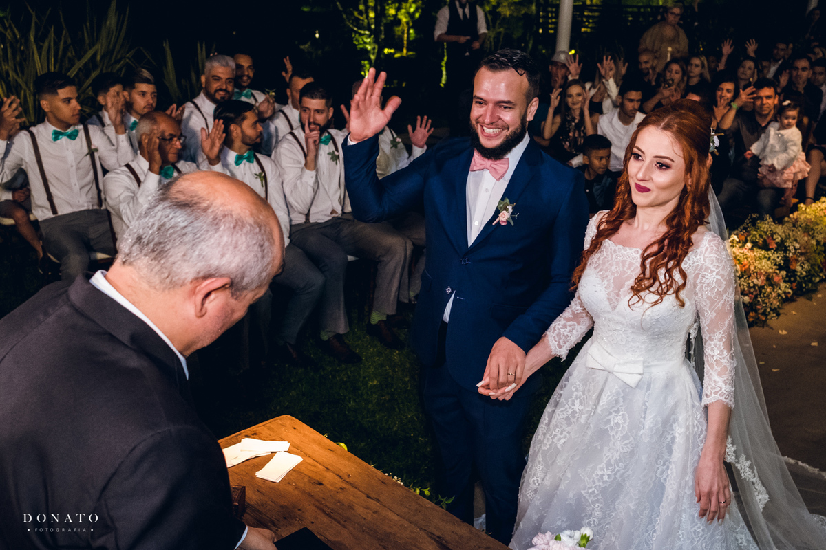 Palmas após casamento na linguagem dos sinais.