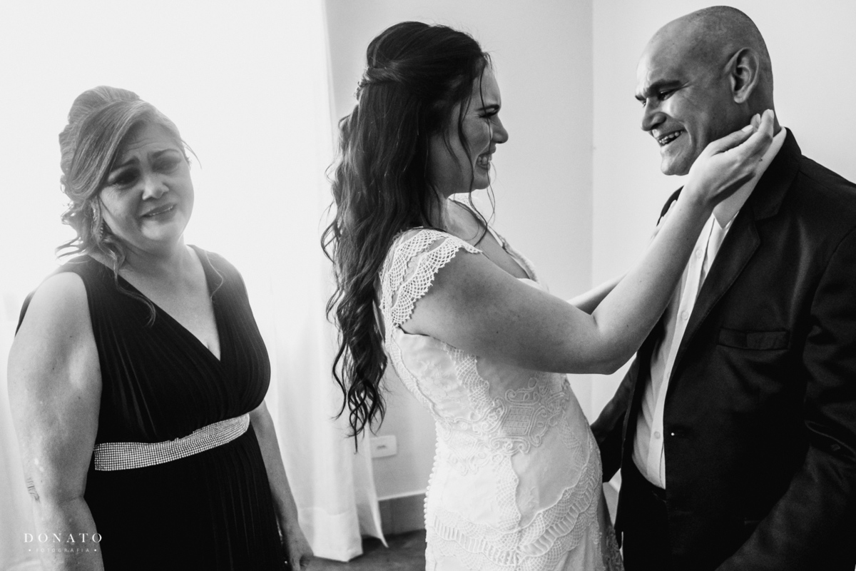 Noiva com seu pai emocionado na sala da noiva do espaço Natureza.