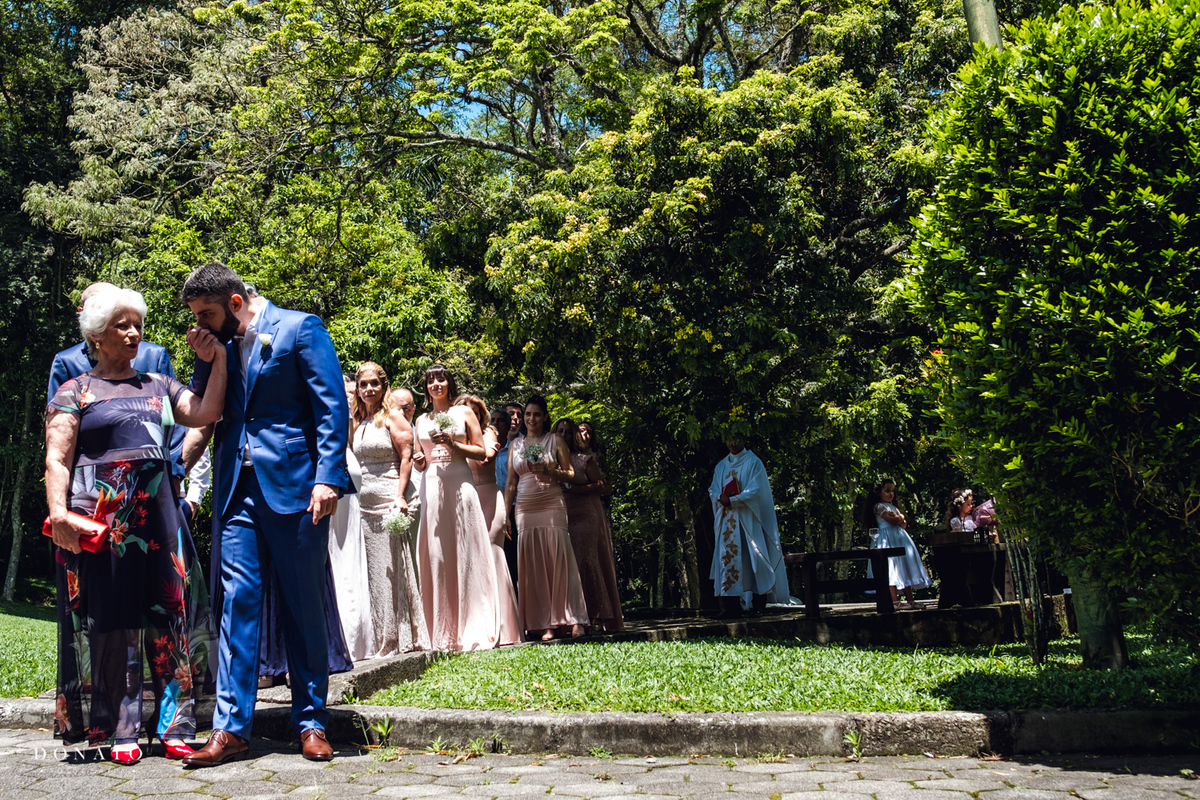 Noivo pronto embaixo da arvore do espaço natureza, em um lindo dia de sol.