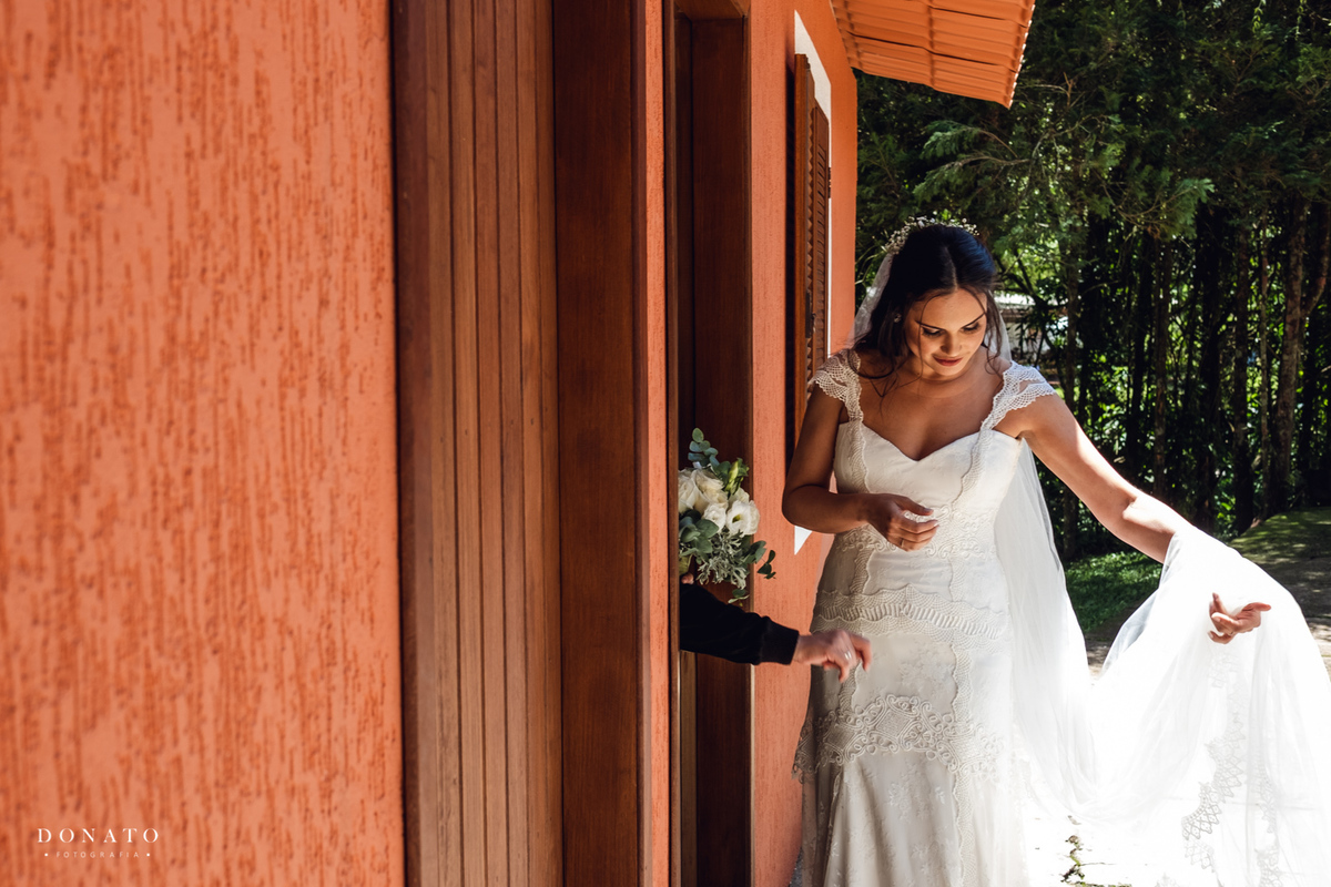 Noiva sai da sala da noiva pronta para casar no espaço natureza.