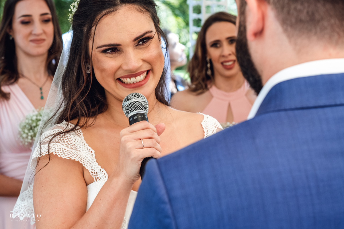 Noiva se emociona ao ao falar os votos ao noivo.