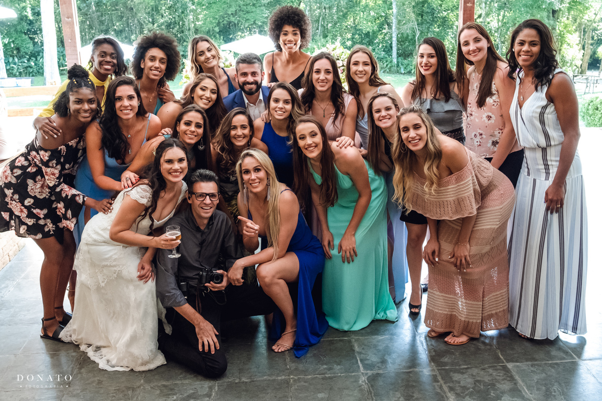Foto do time feminino de vôlei do Pinheiros, Milka, Clarisse Peixoto, Ju Perdigão, Lorrayna, Leticia Hemelly, Camila Paracatu, Aline Cristina, Mari Cassemiro, Amanda Sehn, Nah Danielski Delsie Payne, Peitra, no espaço Natureza.