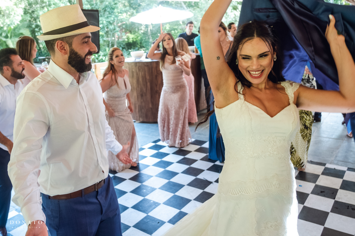 Noiva dança com o noivo no salão de festa do Espaço natureza .