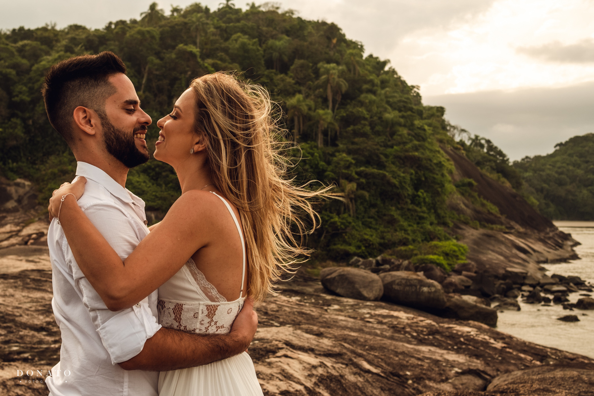noivos nas pedras em alto mar na praia de riviera-sp.