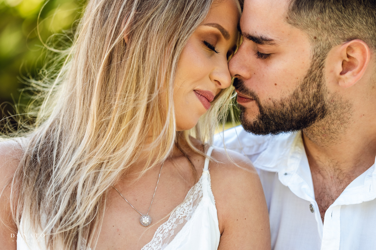 Retrato dos noivos na praia de Riviera litoral norte-sp