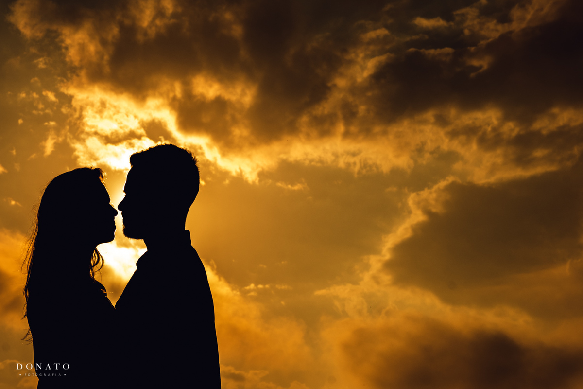 foto no por do sol, na praia de riviera-sp.