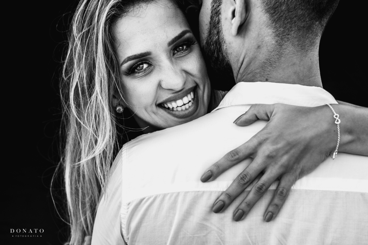 noiva e noivo com foto em preto e branco com os olhos claros.