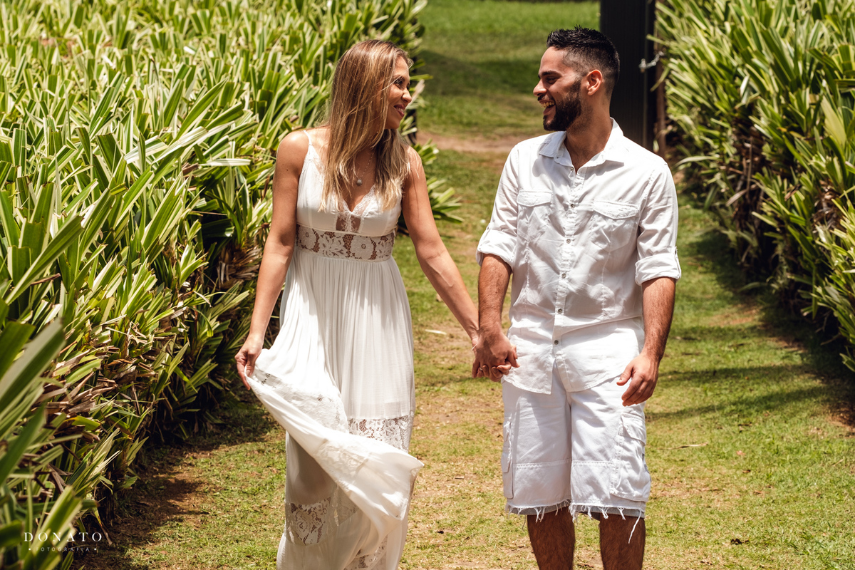 noivos andando entre folhas.