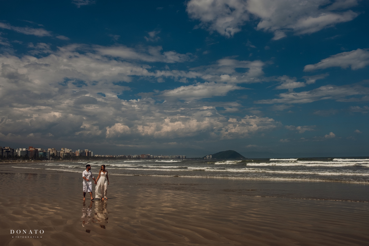 visão geral da praia da riviera, com os noivos andando.