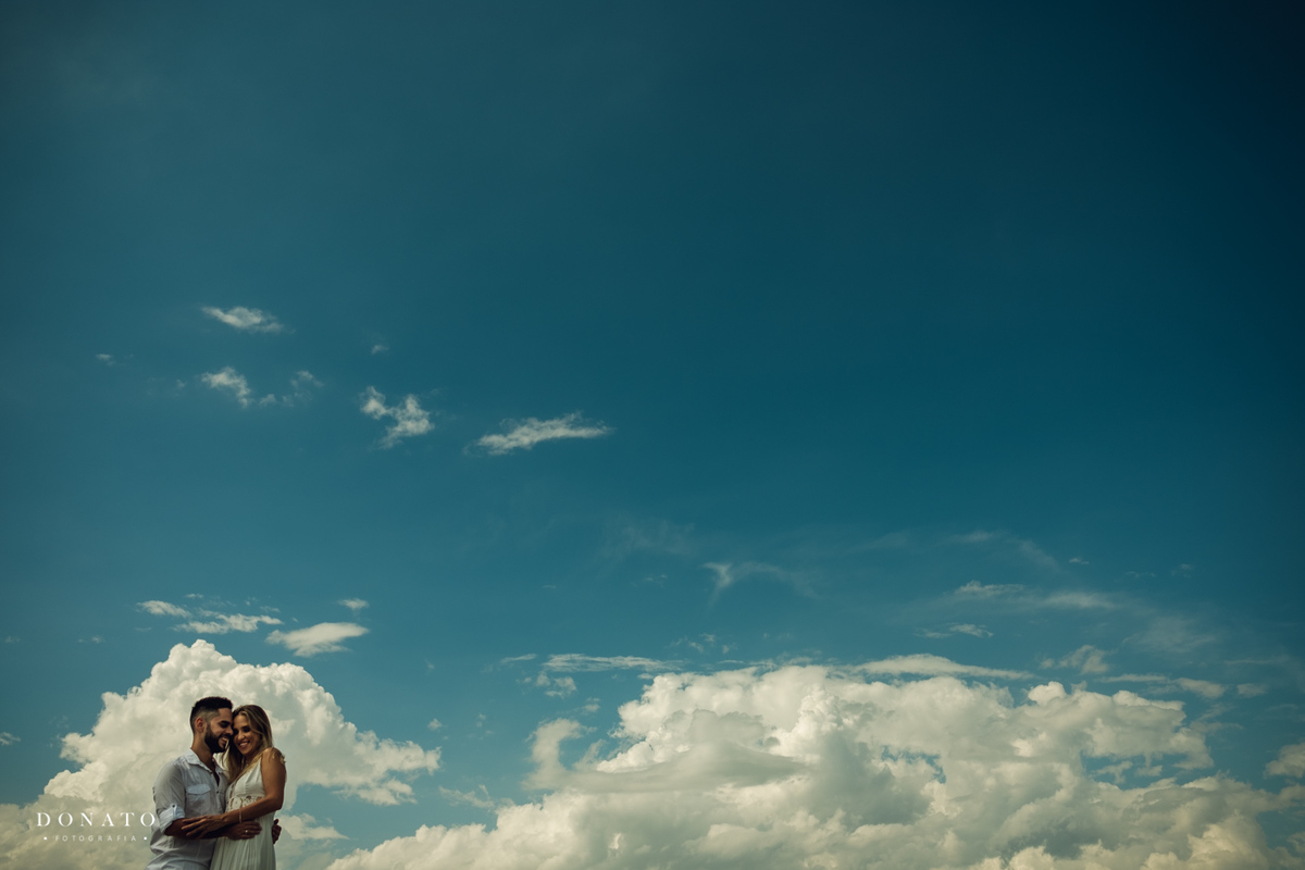 noivos em frente a uma nuvem na Riviera de são Lourenço.