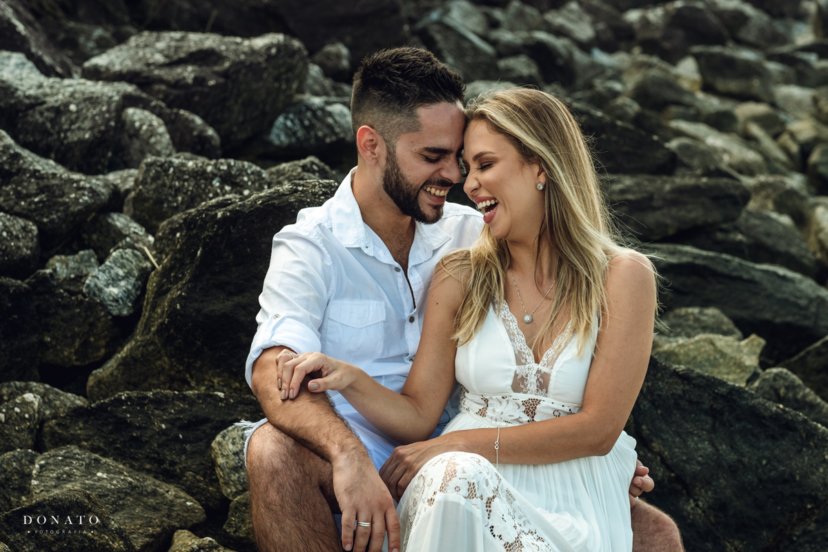 Noivos nas pedras da praia de Riviera