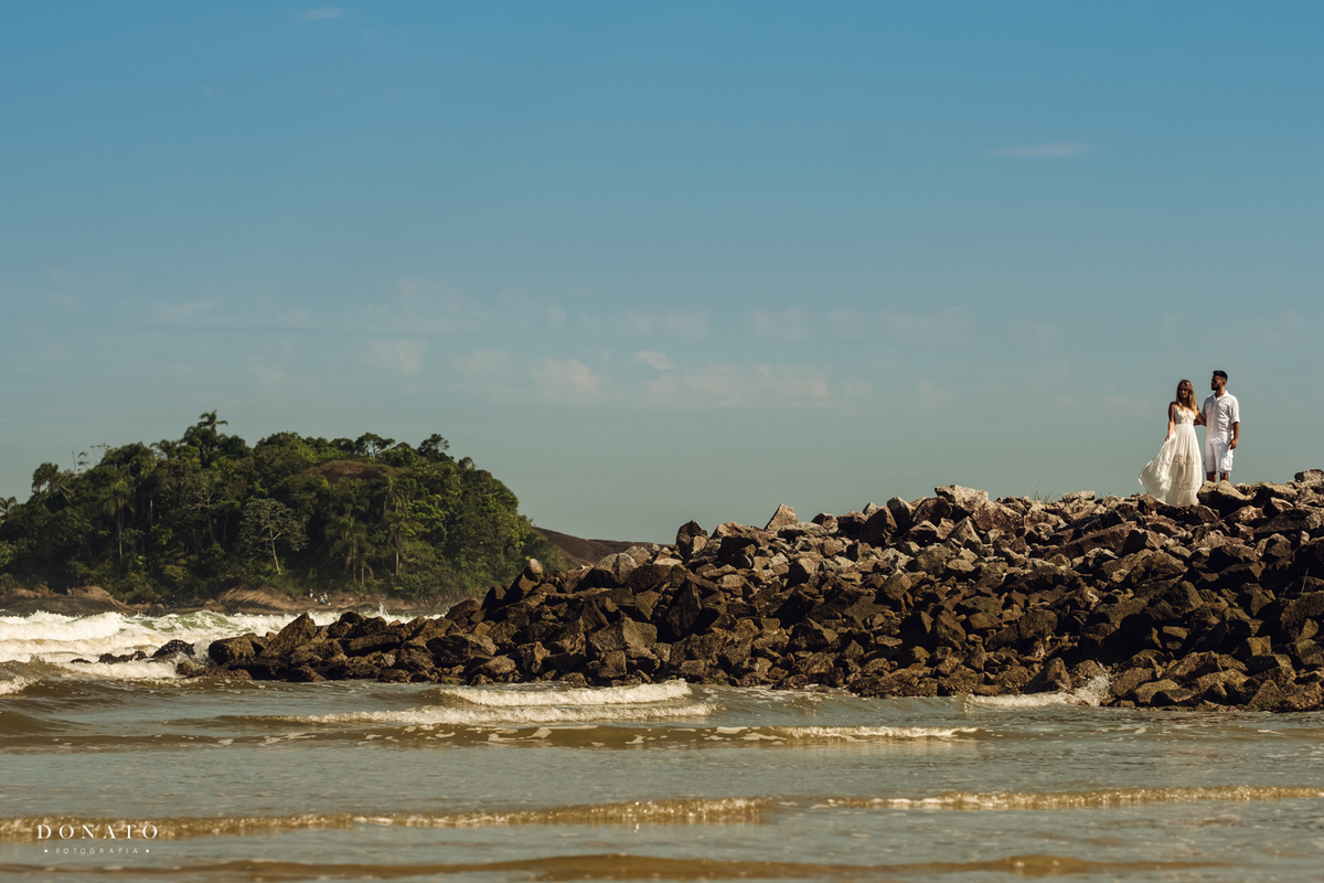 noivos nas pedras da praia de riviera.