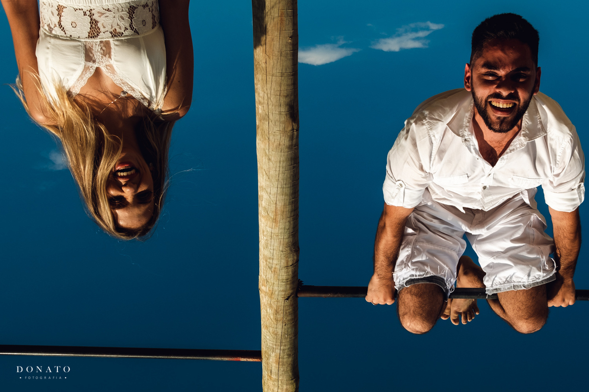 noivo e noiva de ponta cabeça, foto criativa feita na barra dos bombeiros.