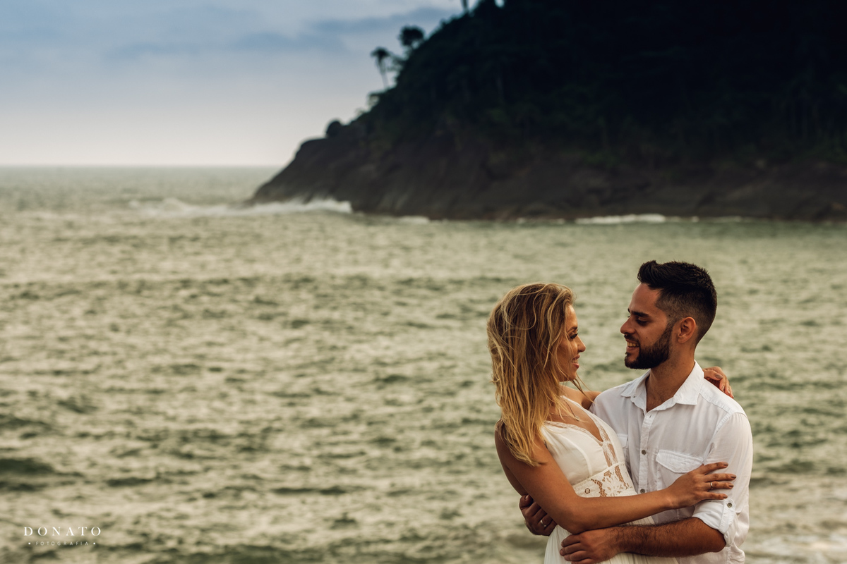 noivos com a visão do mar ao fundo na praia de riviera.