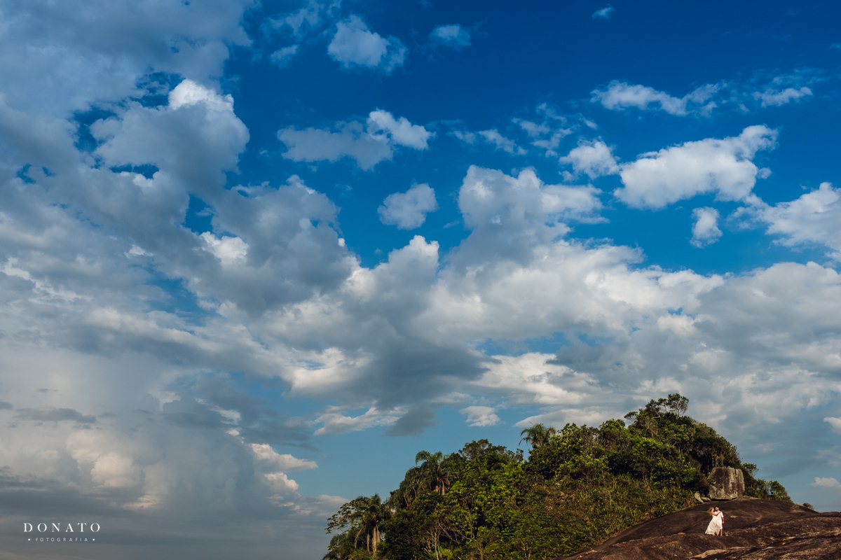 o ceu azu na praia de riviera-sp.