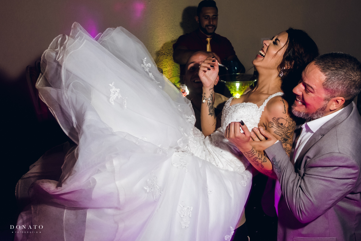Noivo joga noiva pra cima.