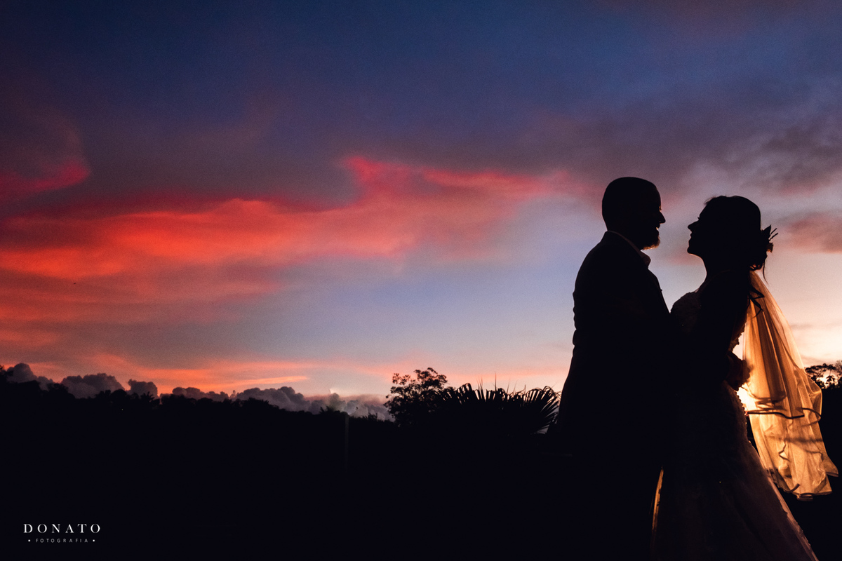 Retrato dos noivos com um lindo por do sol.