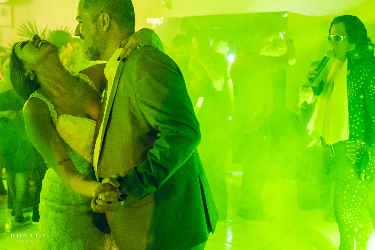 Dança dos noivos com envia ao fundo.