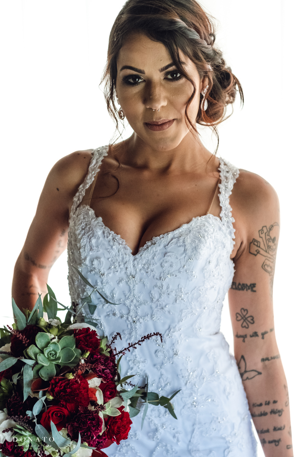 Detalhe das tatuagens da noiva em um retrato lindo.