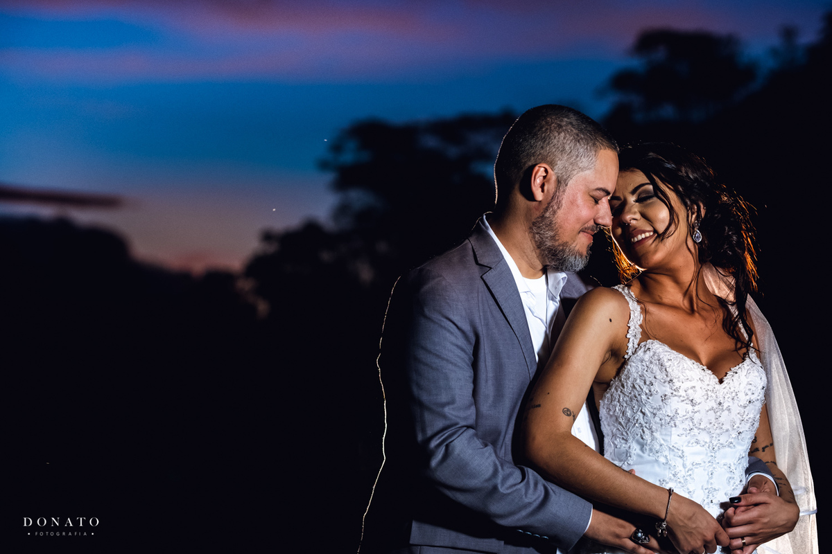 retrato dos noivos com por do sol.