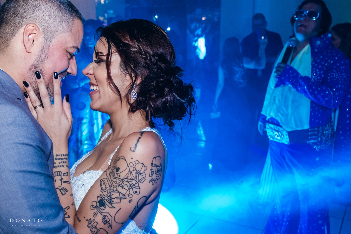 Dança dos noivos com envia ao fundo.