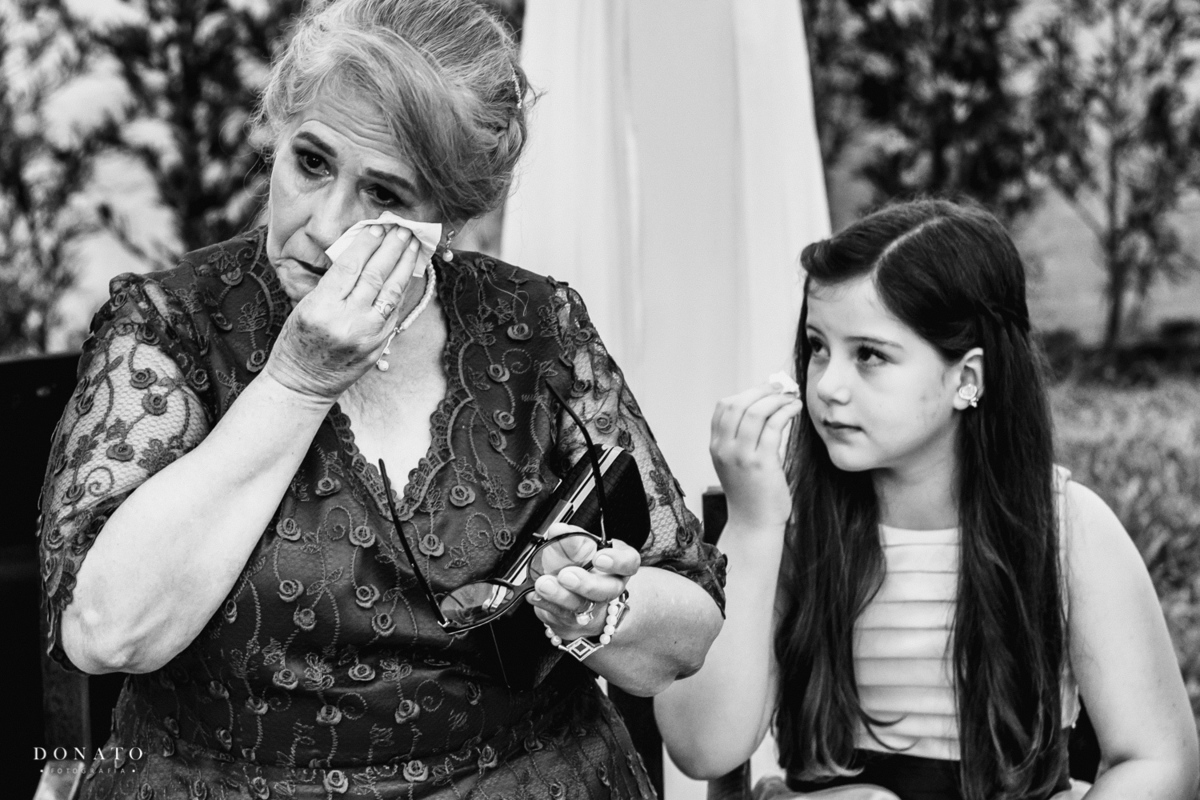 Mae do noivo e filha do noivo se emociona.