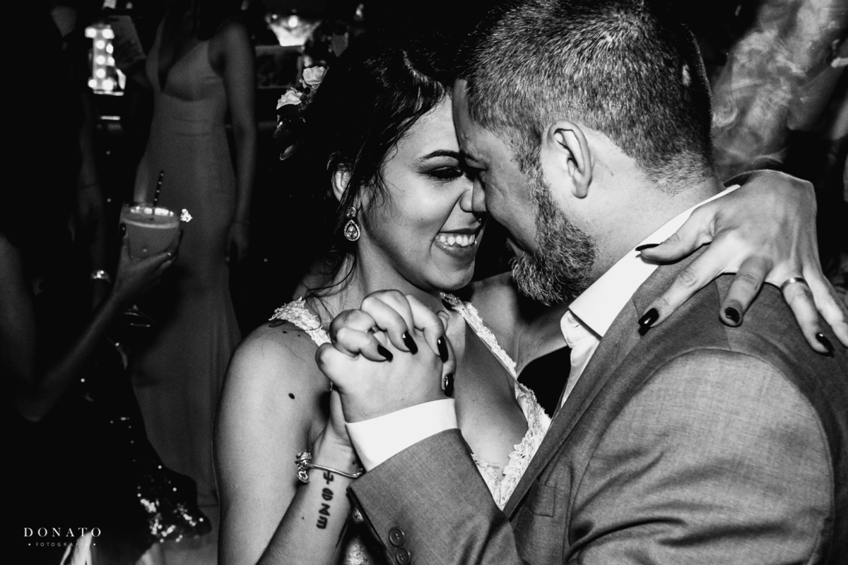 Dança dos noivos na pista de dança.