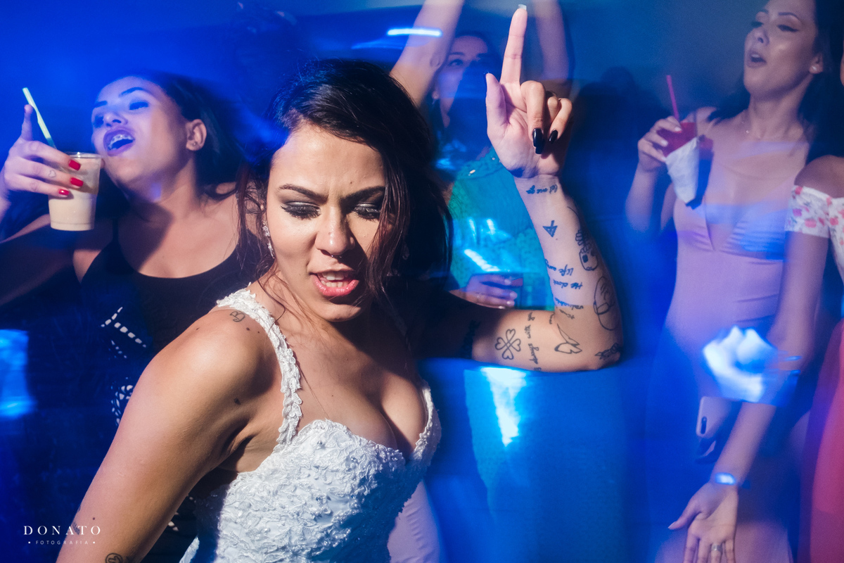 Noiva dança com as amigas.
