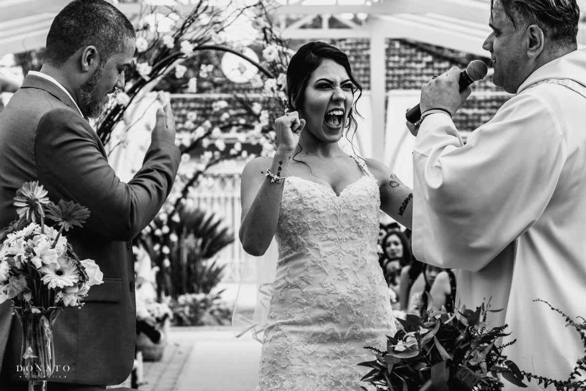 Noiva vibra com o sim do noivo.