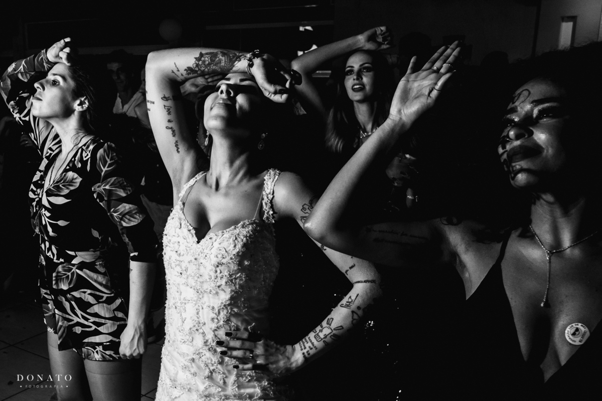 Noiva dança com convidados.