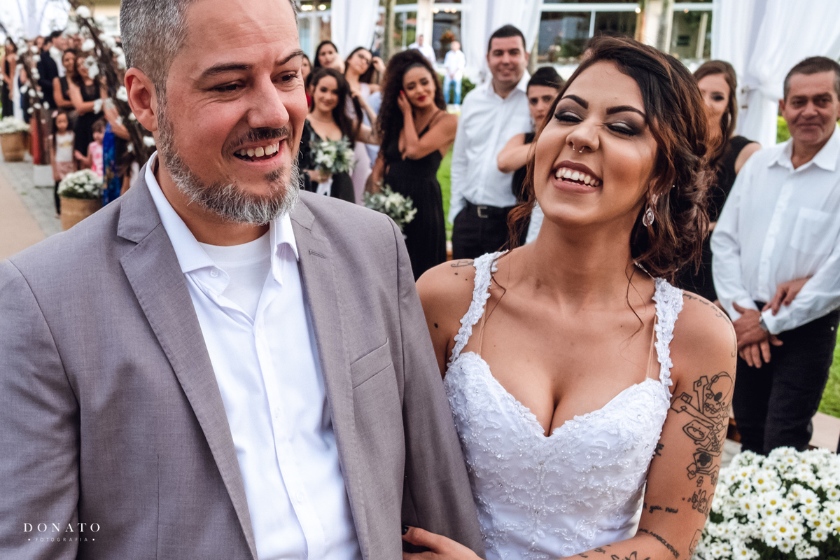 Noivos se divertem com a cerimonia.