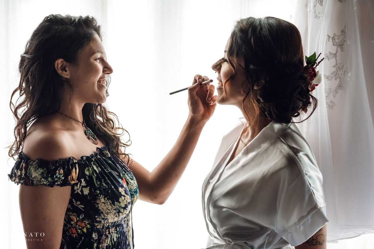 Casamento ao entardecer.Retoque da maquiagem pela empresa Camara estética.