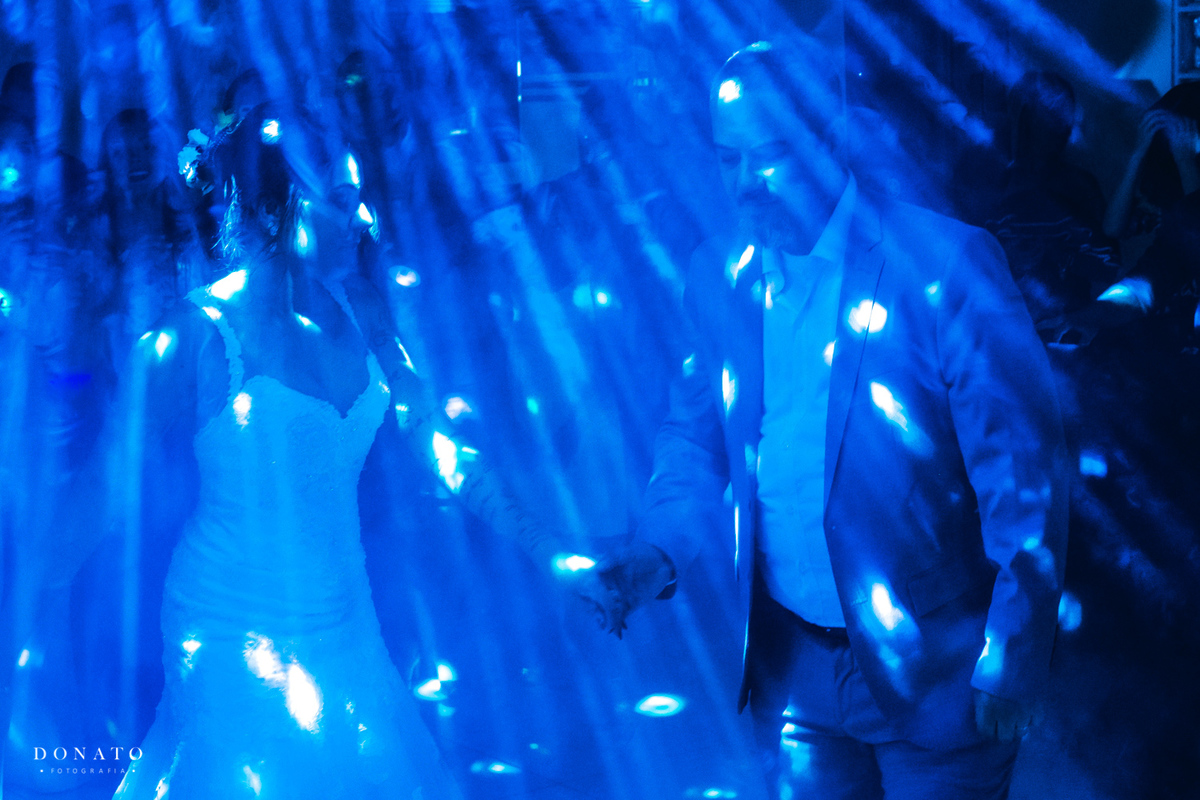 Retrato dos noivos na pista de dança.