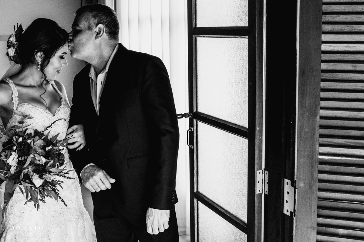 pai da noiva da um beijo antes do inicio da cerimonia.