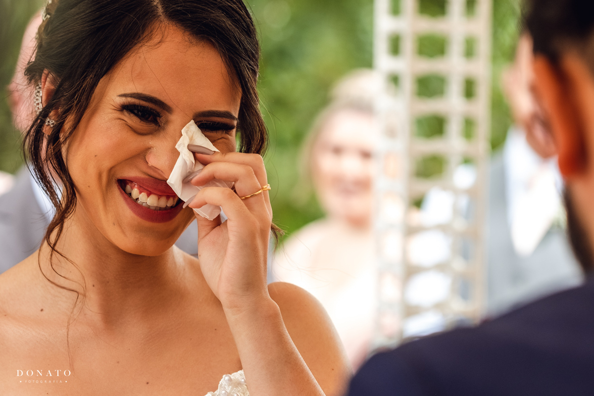 Noiva se emociona no espaço natureza.