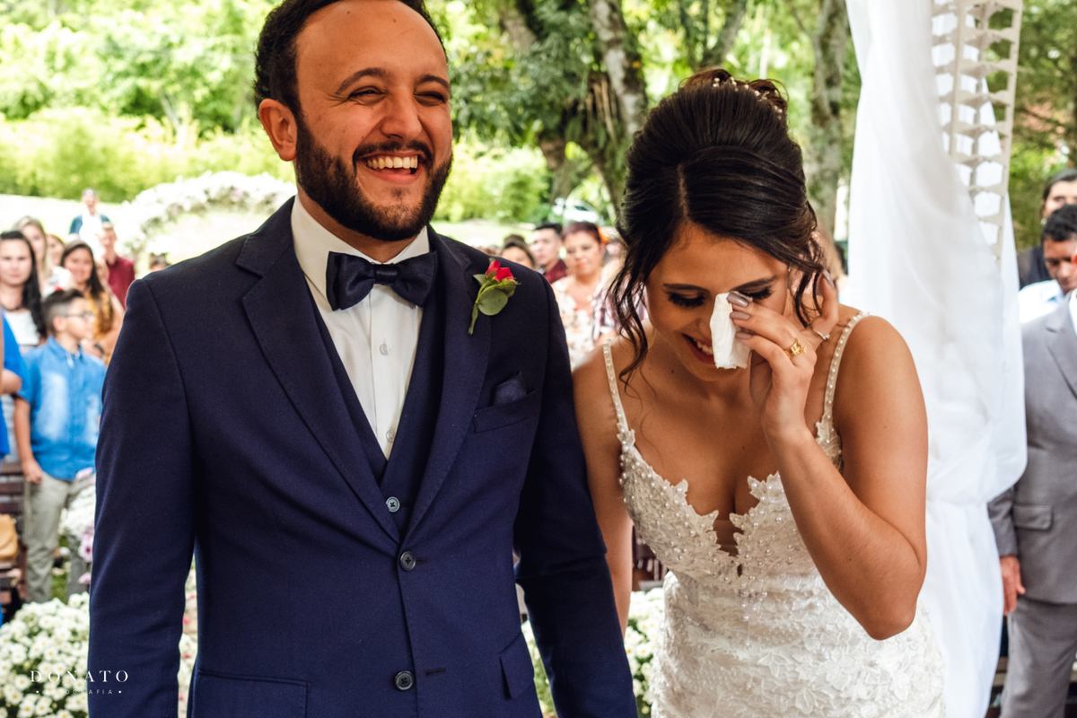 Noiva se emocionam no espaço natureza.