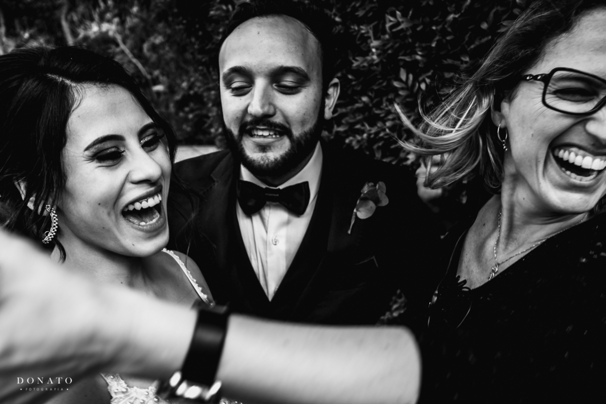 Noiva abraçam a fotografa.