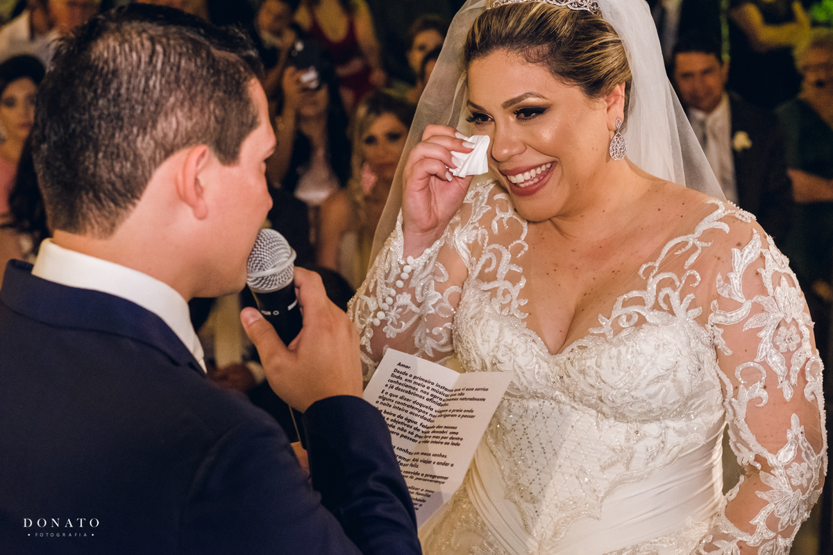 Noiva se emociona na cerimonia.