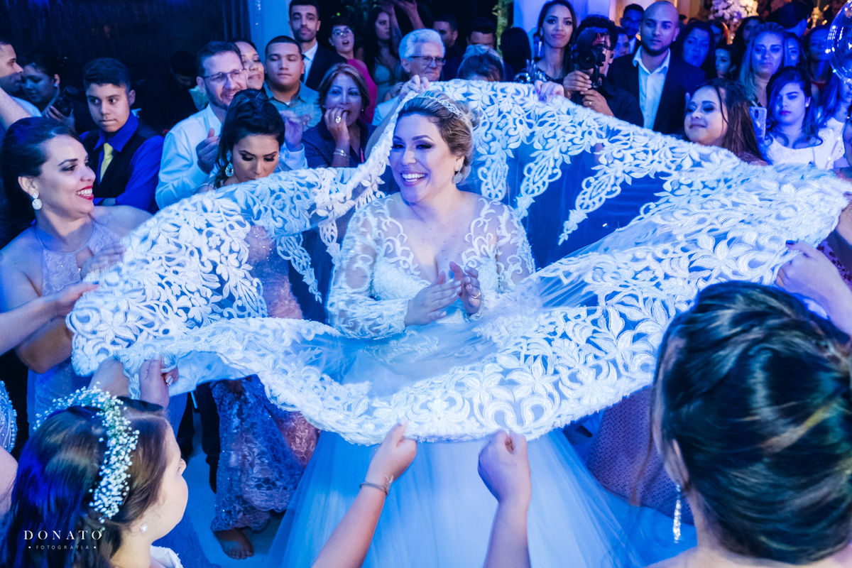 Noiva dança com suas amigas ao som da banda lumini.