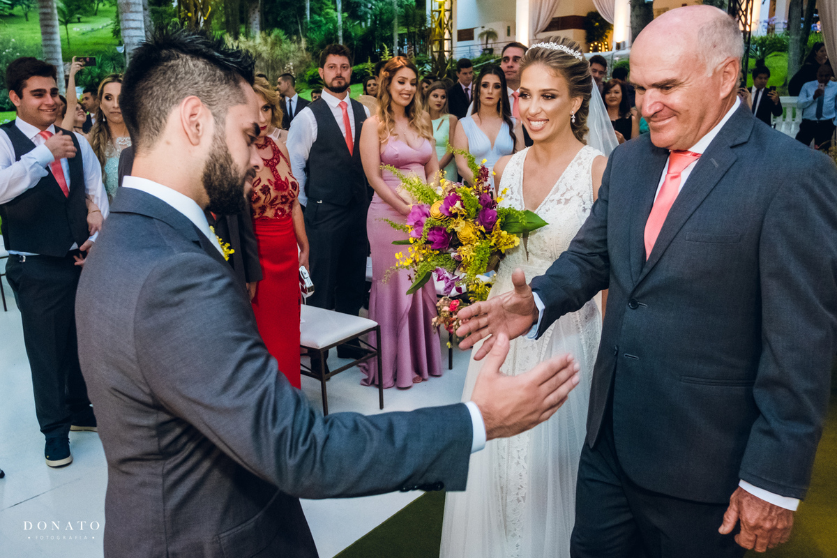 Noivo cumprimenta o pai da noiva.