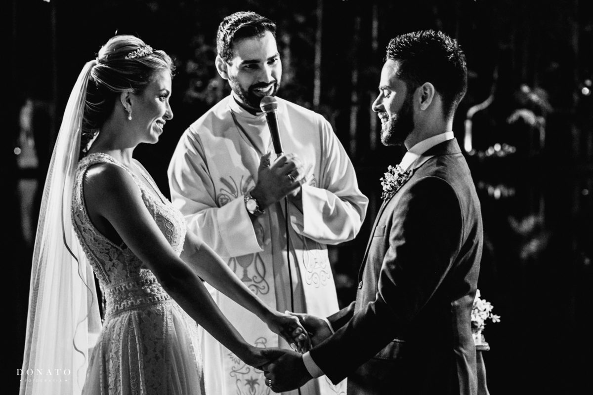 Noivos se olham na fazenda 7 lagoas.